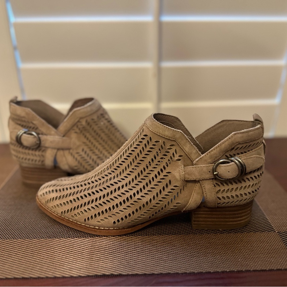 Vince Camuto Tan Suede Ankle Boots Size 8